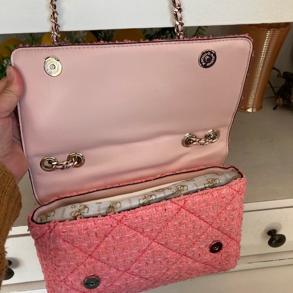 A beautiful new Guess cross body purse. - Picture 10 of 11